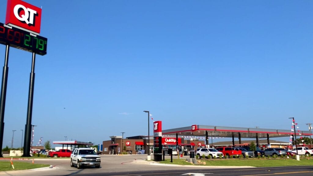 QUIKTRIP OPENS 900TH STORE, CELEBRATES HUGE GROWTH MILESTONE IN ITS 63