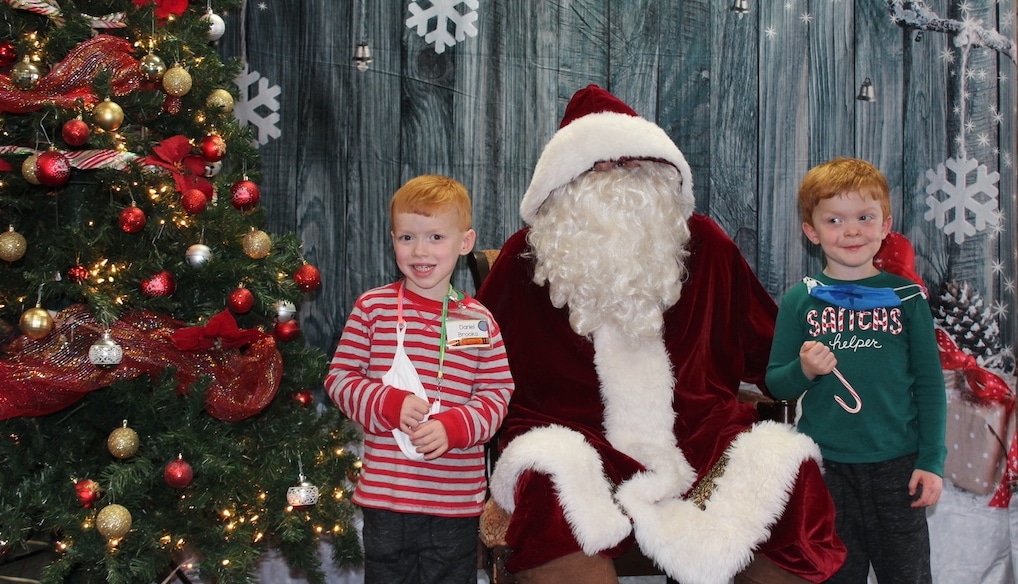 QT Volunteers Help with School's Santa Photos